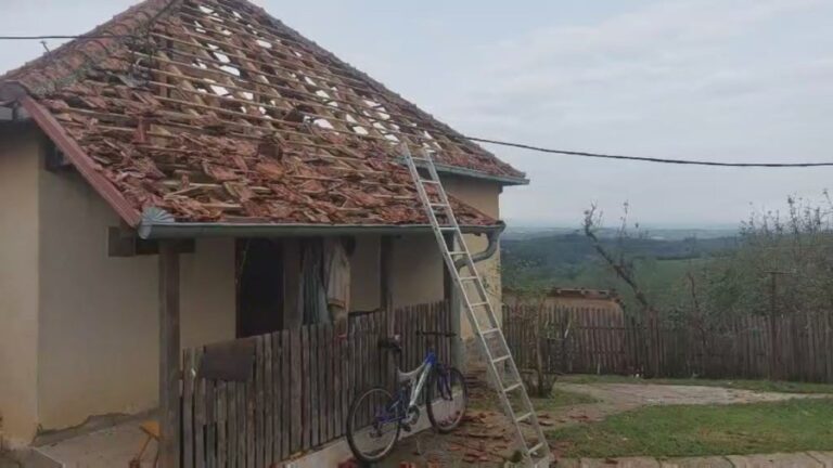 Katastrofa koju ne pamte ni najstariji mještani Osečine: Nevrijeme uništilo automobile, polupao crijep, pobilo živinu…“ne daj Bože nikome“