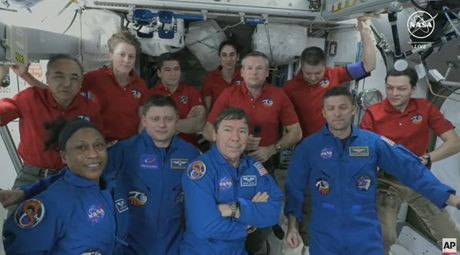 Nova posada je stigla: Astronauti ušli na svemirsku stanicu, dočekani zagrljajima