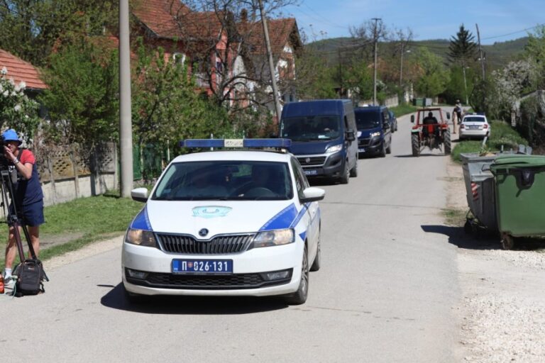 Inspektori u kući Dankinog ubice: Policija iznosi kese pune dokaza