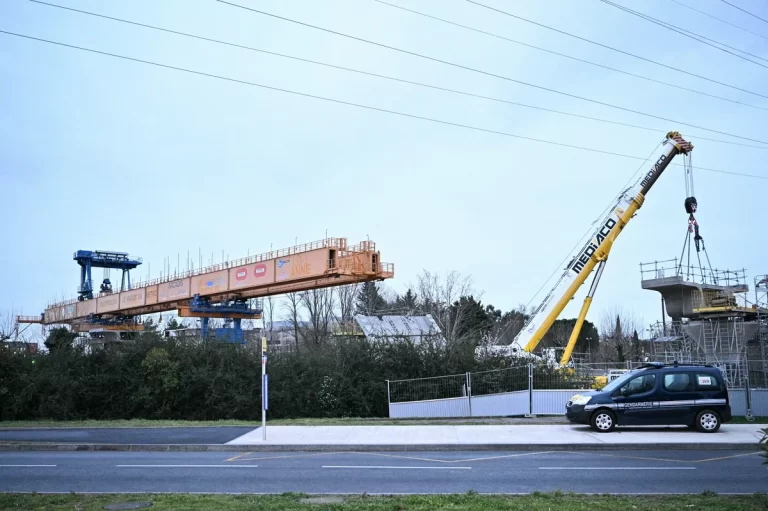 RADNICI SKAKALI DA SE SPASU Tragedija na gradnji mosta u Francuskoj: Jedna osoba poginula, dve teško povređene