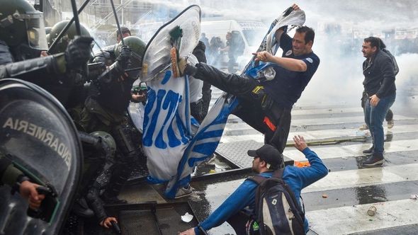 Kontroverzna reforma uzrokovala nezapamćene proteste u Buenos Airesu, predsjednik Milei ih nazvao „teroristima“