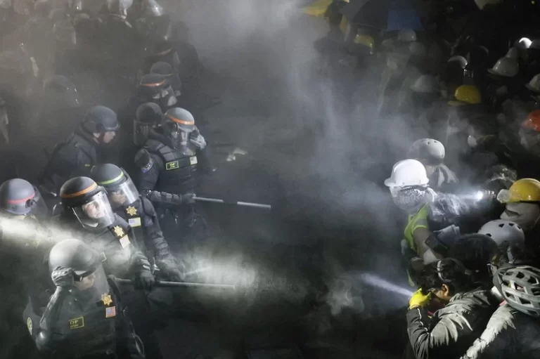 Drama u Los Anđelesu: Policija baca suzavac i šok bombe, studenti i propalestinski demonstranti ne odustaju: „NE PLAŠIMO SE!“