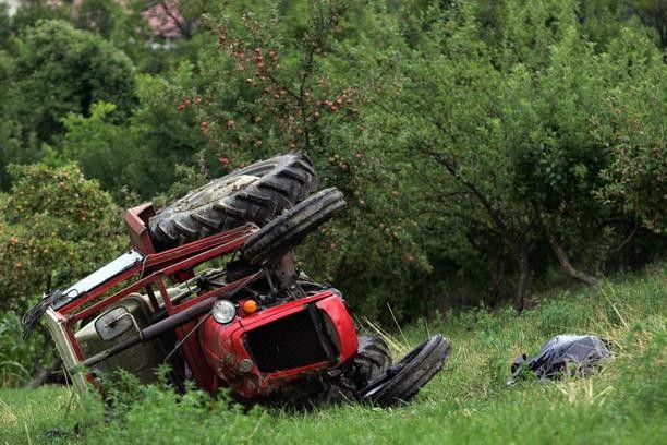 Tragedija u Željeznom Polju: Muškarac (45) izgubio život u traktoru