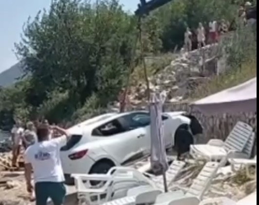 Nesvakidašnja situacija na plaži u Crnoj Gori, srećom bez žrtava: „Sunčaš se na plaži, proleti ti auto iznad glave i buć u more“