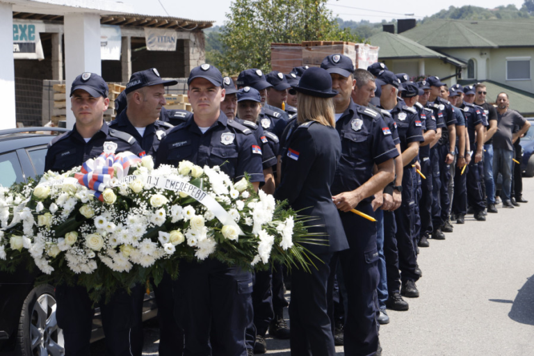 Sahrana ubijenog policajca Nikole Krsmanovića: U tužnoj povorci preko hiljadu ljudi FOTO