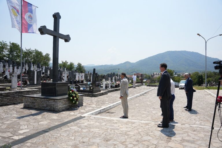 Emir Suljagić zaprijetio Delegaciji EU u BiH jer je odala počast ubijenim srpskim civilima: „Pakleno ćete platiti“