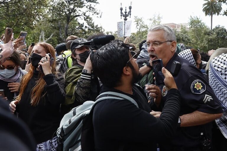 Šokantni snimci iz SAD-a: Policija tuče i hapsi studente koji protestuju zbog Palestine