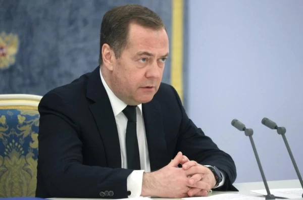 Medvedev najavljuje totalno uništenje: „Zgazićemo reptila