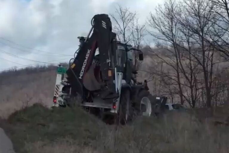 Bager na mjestu nestanka djevojčice: Čiste teren da bi policija nastavila pretragu