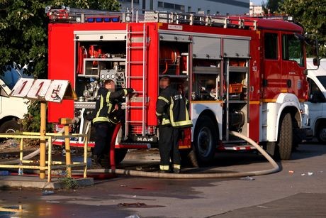 Požar u Batajnici, jedna osoba povređena: Vatra zahvatila veliki deo krova, vatrogasci evakuisali pet osoba