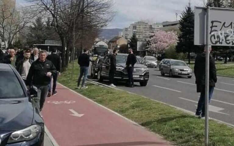 Dok Konaković klanja džumu, službena vozila parkirana na glavnoj gradskoj saobraćajnici