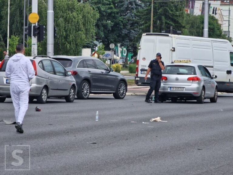 Nesreća u Sarajevu: Sudarili se taxi i romobil, jedna osoba povrijeđena