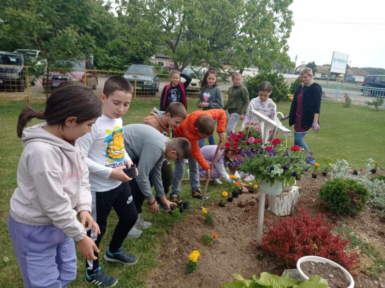 U okviru akcije „April-mjesec čistoće“ učenici OŠ „Dvorovi“ uredili školsko dvorište FOTO