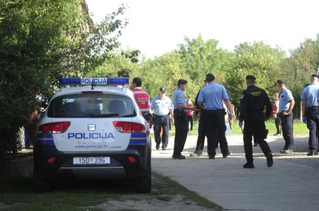 Muškarac svoju porodicu zaključao u kuću, drži ih kao taoce i preti: Stigla interventna sa dugim cijevima