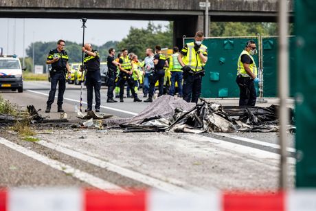 Avion se srušio na prometni auto-put, pilot poginuo, prolaznici snimili haos: Tragedija u Holandiji