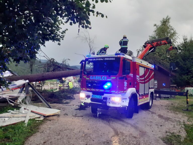 Oluja napravila haos u Sloveniji: Vjetar nosio krovove i stabla; Djelovi zemlje bez struje FOTO