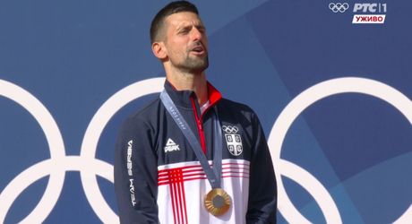 Novak Đoković pjeva himnu „Bože pravde“ u Parizu sa zlatnom medaljom OI oko vrata: Ti si ponos Srbije!