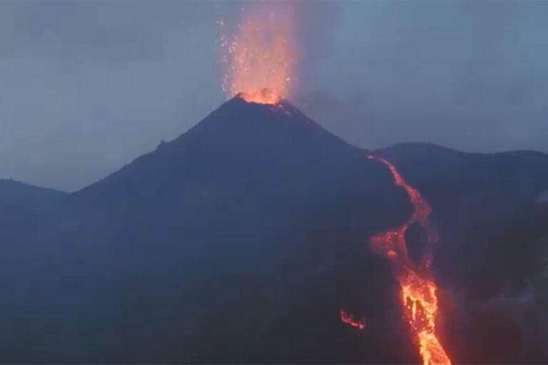 Eruptirala Etna, oblak se širi prema gradu