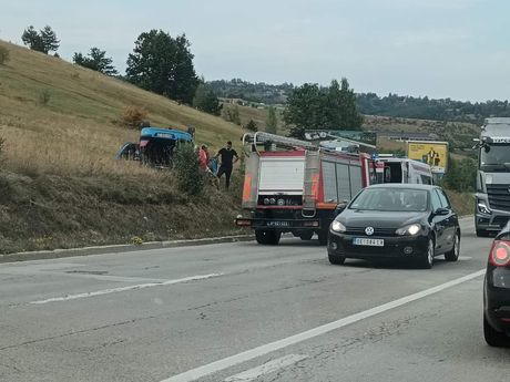 Teška saobraćajna nesreća na putu Užice-Čajetina: Automobil završio na krovu