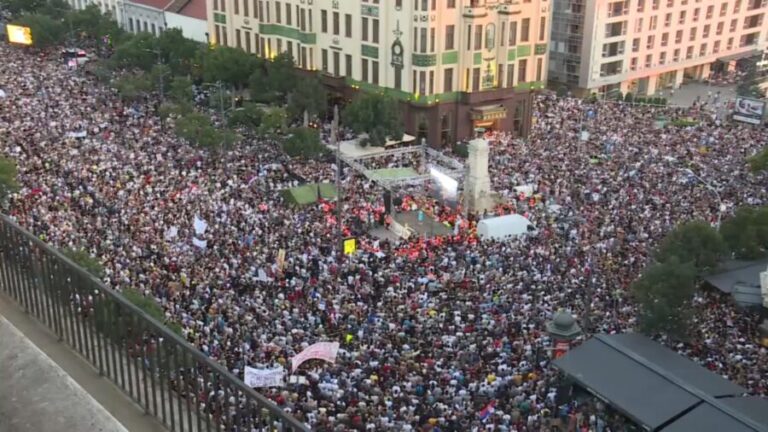 Veliki broj okupljenih u Beogradu na protestu protiv rudarenja litijuma: Organizatori pozvali prisutne na blokadu Gazele FOTO