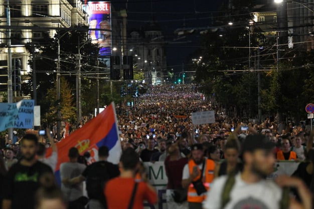 Beograd: Građani će cijelu noć blokirati željezničku stanicu, premijer Vučević ih nazvao raspalom bandom