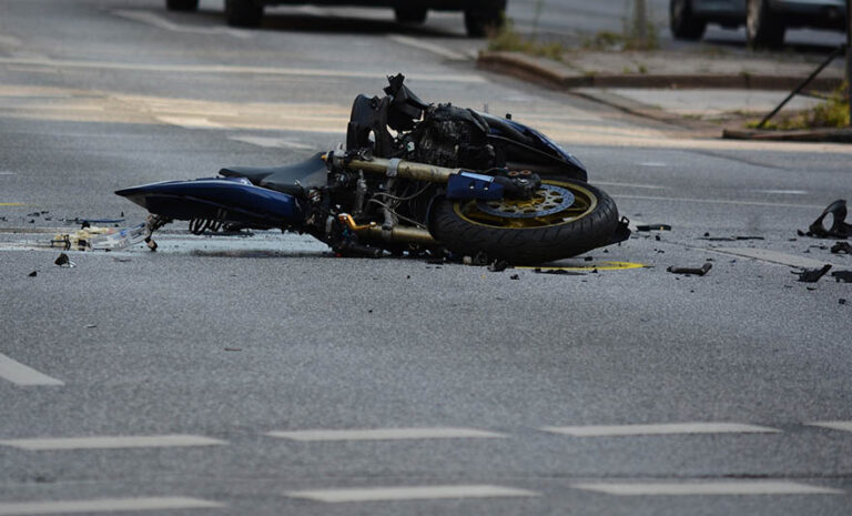 U stravičnom sudaru poginuo motociklista