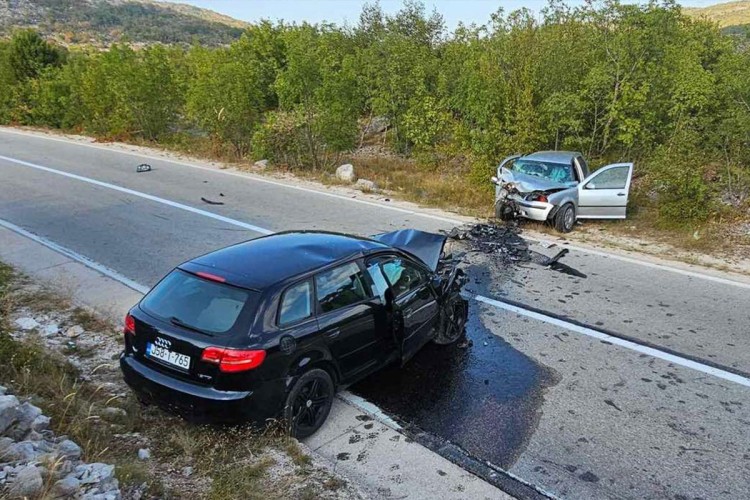 Stravičan sudar kod Bileće, poginuo vozač (FOTO)