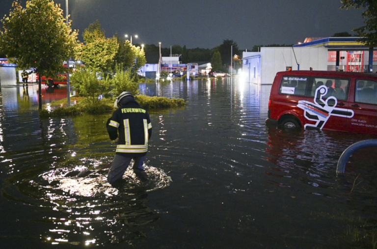 „Bio je potpuni haos“; Nevrijeme paralisalo sve, automobili plivaju u vodi FOTO