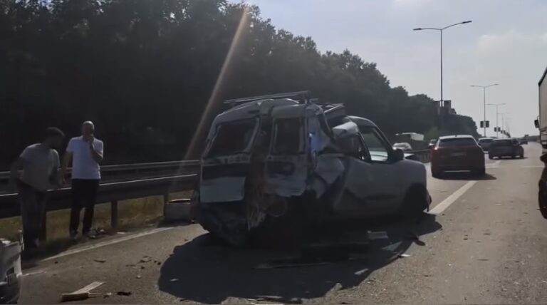 Težak sudar kod Ikarbusa u Zemunu: Potpuno smrskan automobil, ima povrijeđenih