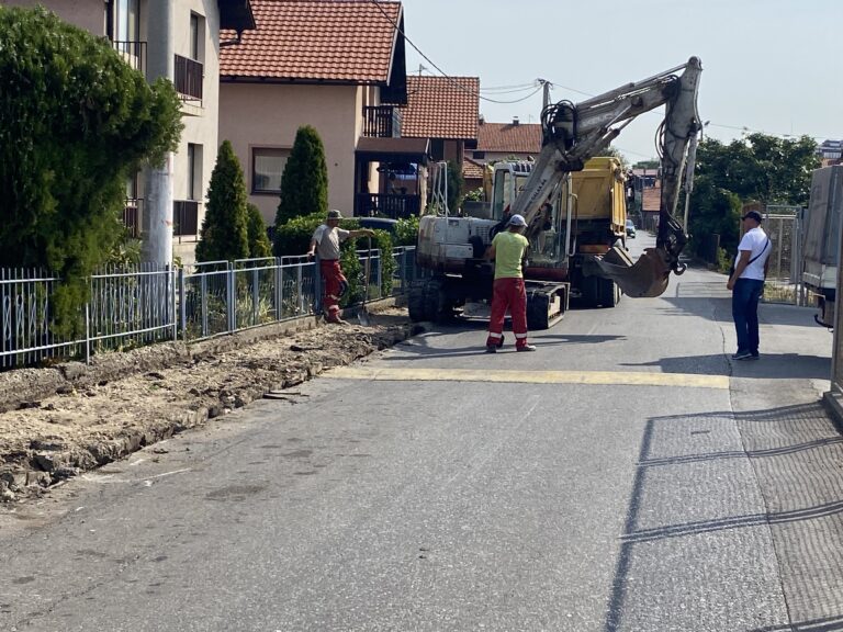 Sanacija pješačke staze u Ulici Laze Kostića: U trenutku kad mu vrijeme nije!