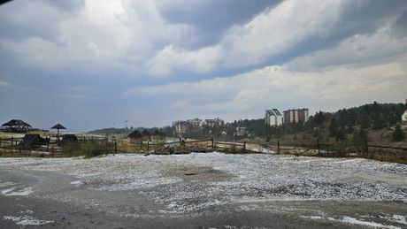 Sve se zabelelo za 15 minuta: Pogledajte kako je grad tukao Zlatibor, rijeka leda tekla ulicama