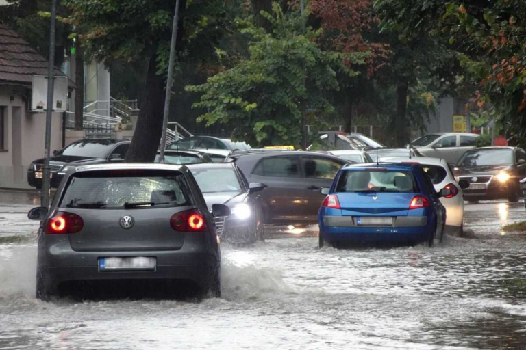 Nevrijeme pravi haos u Banjaluci: Ulice pod vodom, saobraćaj u kolapsu