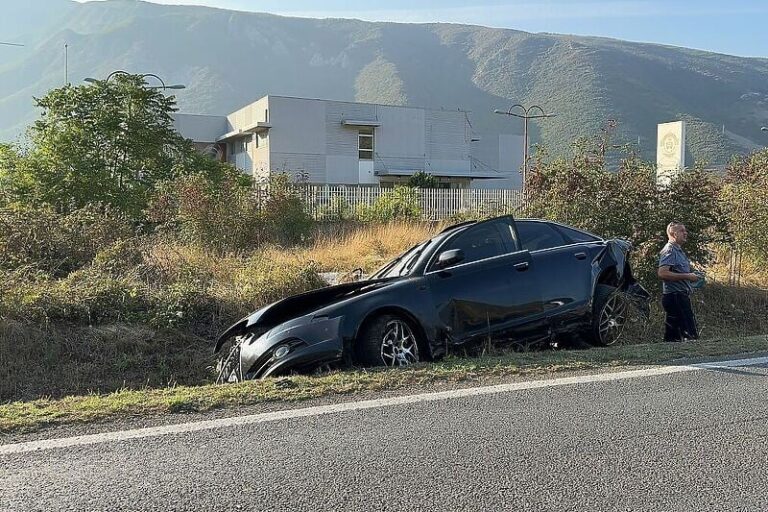 Saobraćajna nesreća kod Mostara: Automobil završio u kanalu pored puta