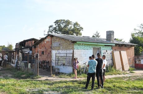 „Počivajte u miru, anđeli“: Ovo su majka, otac i četvoro dece koji su stradali noćas u požaru u Novom Sadu