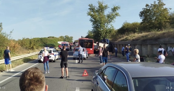 Težak udes u Beogradu, autobus potpuno uništen: Ima poginulih FOTO