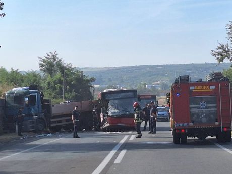 Biće uhapšen vozač autobusa zbog teškog sudara s kamionom: Jedna osoba mrtva, 18 povrijeđenih