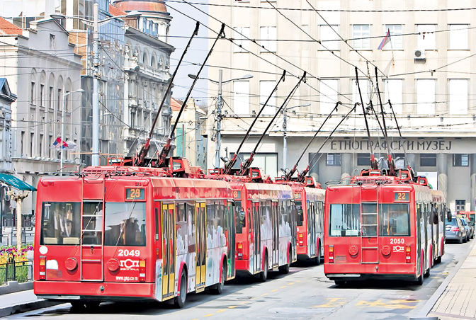 Drama u centru Beograda: Otkačila se sajla sa trole i pala devojčici na glavu