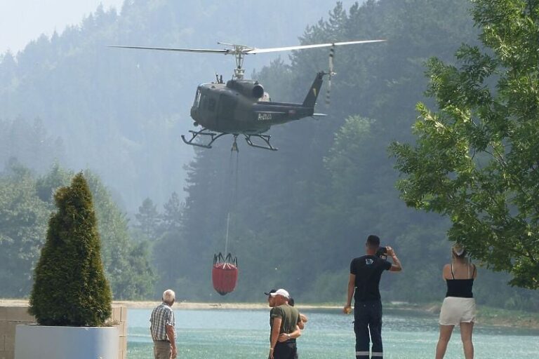 Srušio se helikopter Oružanih snaga BiH u Jablaničko jezero tokom vježbe, povrijeđen jedan član posade