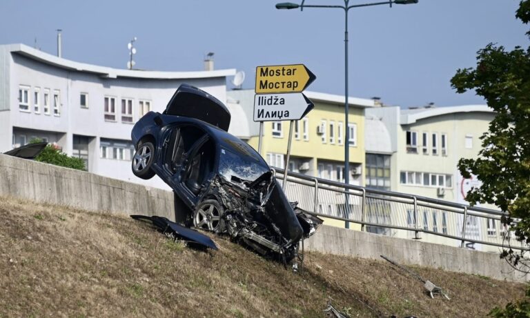 Saobraćajna nesreća u Stupu: Auto se zabio u ogradu