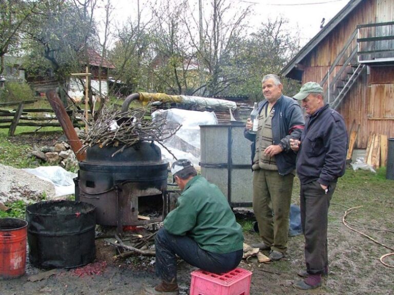 Počela sezona pečenja rakije: Jovan se ovim poslom bavi profesionalno 20 godina