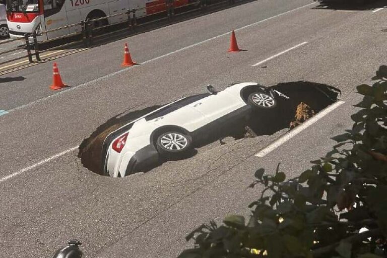 Seul: Na putu se iznenada stvorila rupa i „progutala“ auto, dvoje ljudi povrijeđeno