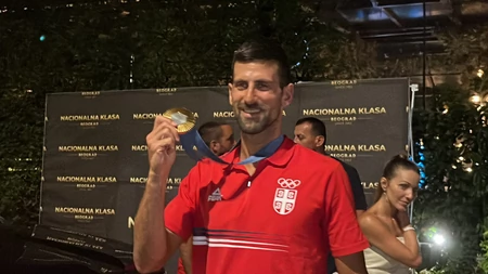 Novak Đoković sa suprugom Jelenom došao u crnom džipu i ljubi zlatnu medalju