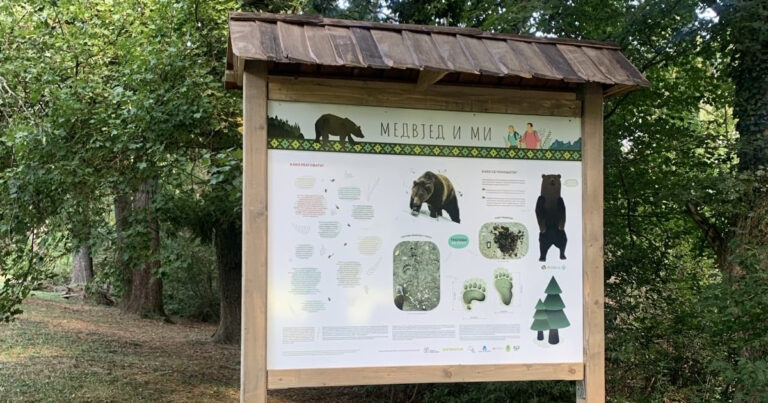 Postavljene edukacijske table o medvjedima na putu ka Banj brdu