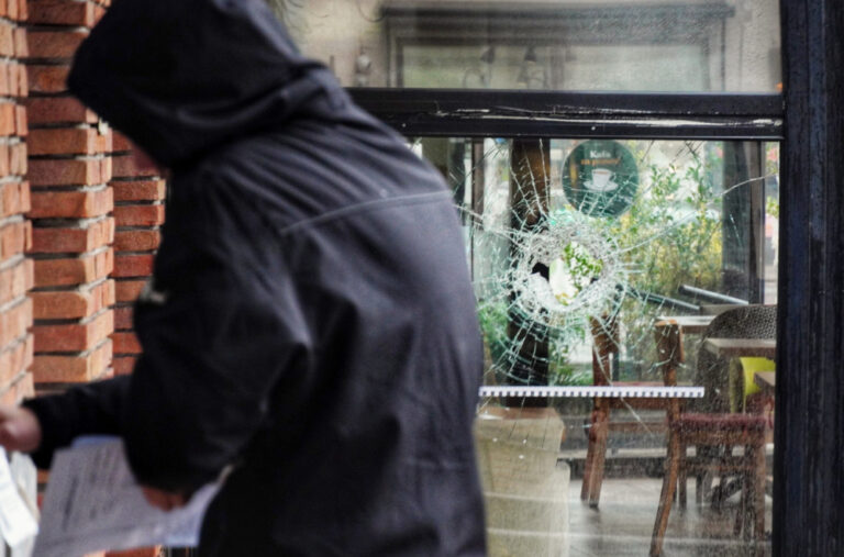 Opsadno stanje na Vračaru: Bačena bomba na restoran; Policija sve blokirala FOTO