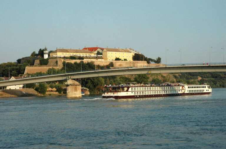 Prvi riječni kruzer stigao u Novi Sad