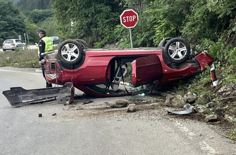 Automobil sleteo sa puta i prevrnuo se na krov: Dve osobe povređene FOTO