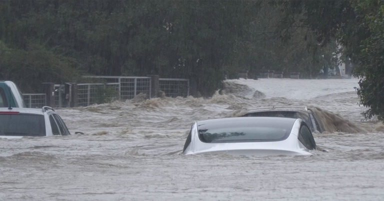 Dramatično na putevima u Beču, automobili pod vodom (VIDEO)