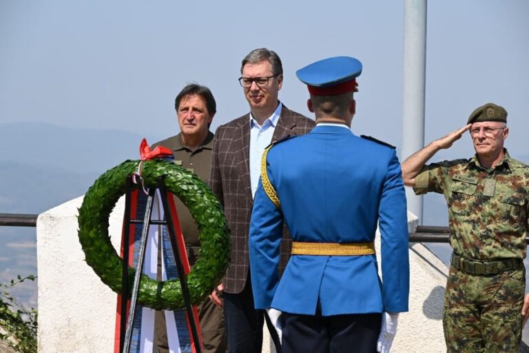 Vučić na Gučevu, specijalci mu pokazuju kako izgleda baza za diverzanta FOTO