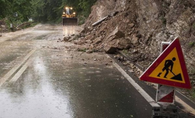 Mrkonjić Grad: Kamenje se obrušilo na autobus, dvoje povrijeđeno