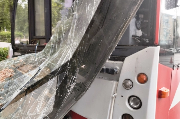 Stravičan sudar na Obrenovačkom putu: Autobus i automobil smrskani FOTO